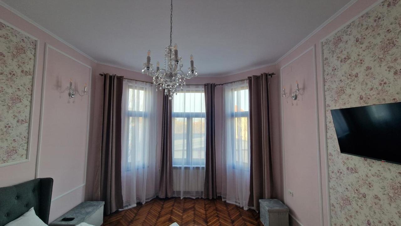 Uvs Central Luxury Apartment Oradea Extérieur photo